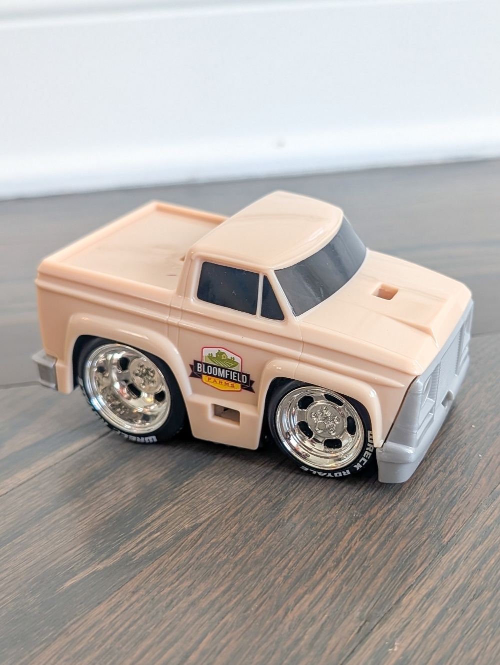 MGA Entertainment Wreck Royale Bloomfield Farms Beige Pickup Truck Toy Plastic
